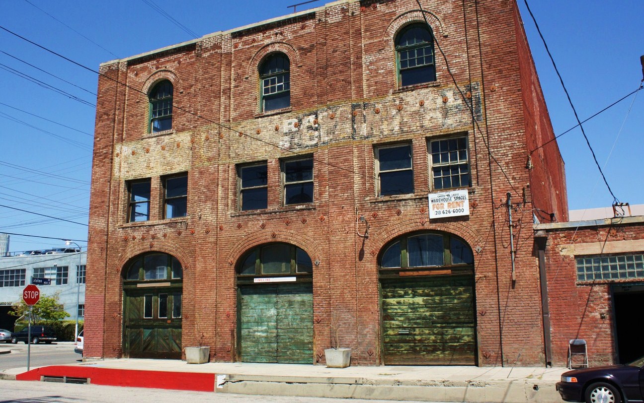 Exterior of Paddy's Pub filming location — Starkman Building, 544 Mateo Street, Los Angeles, as seen in It's Always Sunny in Philadelphia