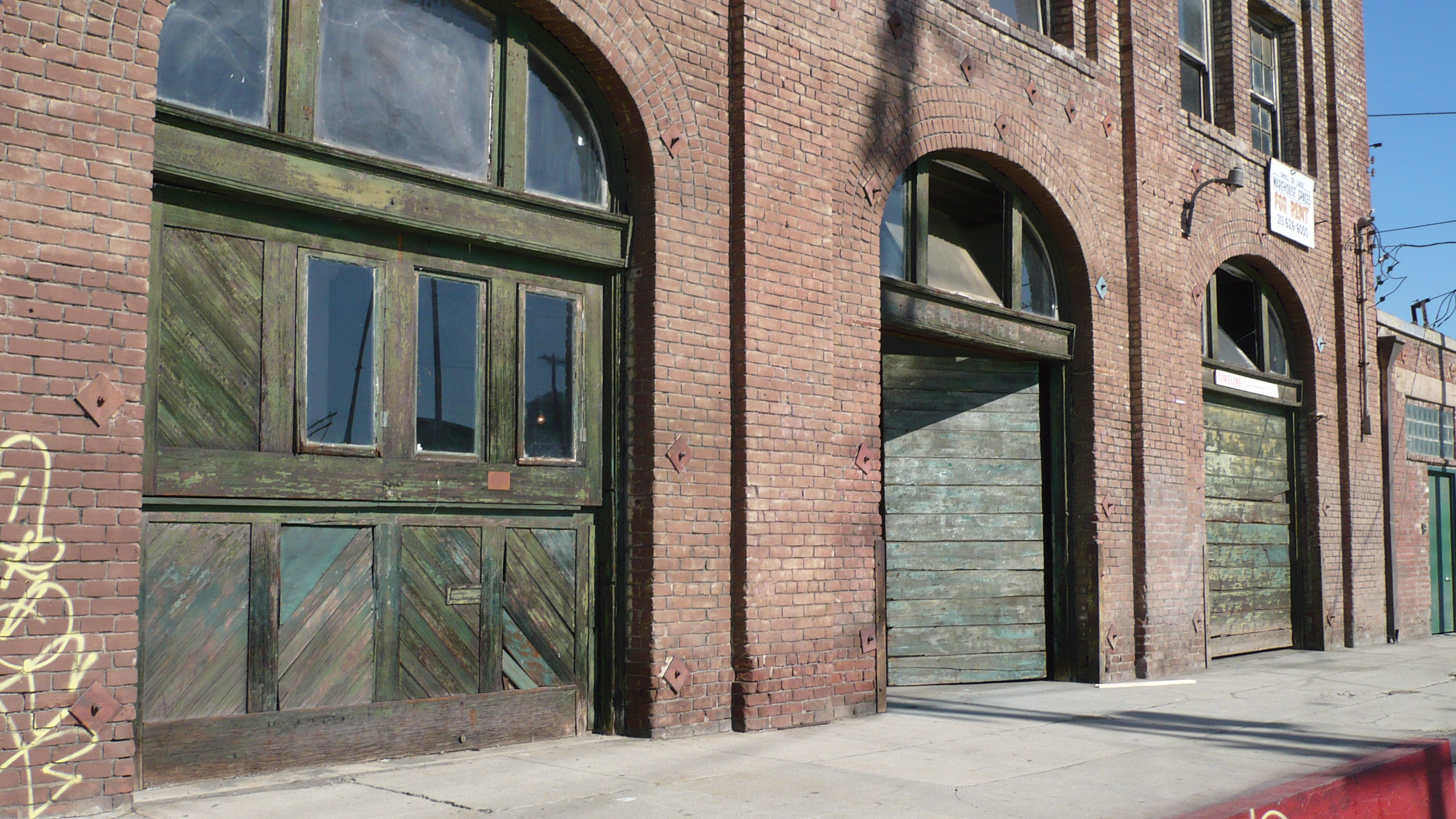 Side view of the Starkman Building on Mateo Street in Los Angeles — the filming location for Paddy's Pub exterior in It's Always Sunny in Philadelphia