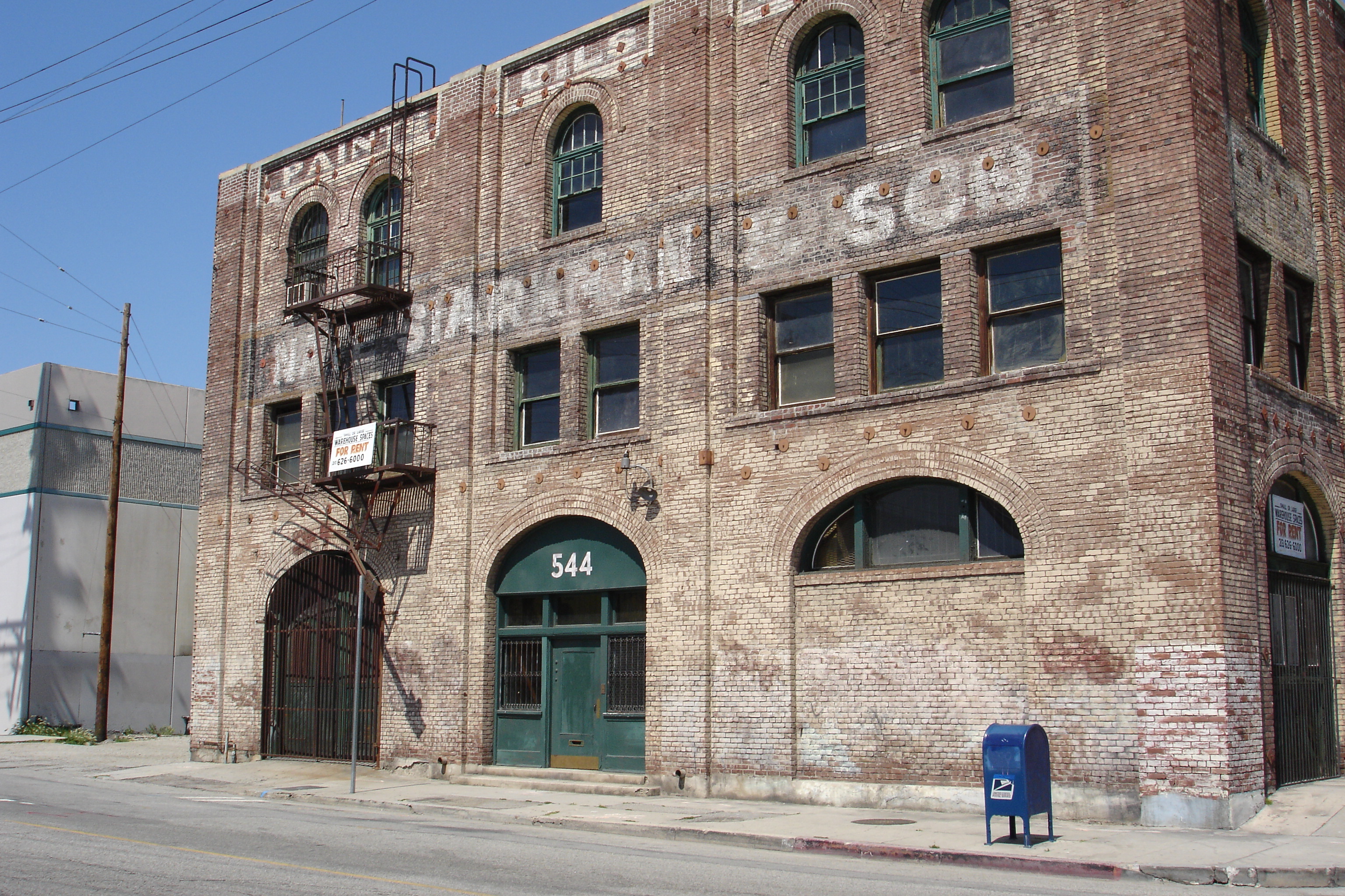 Starkman Building, Mateo Street, Los Angeles — Paddy's Pub exterior filming location from It's Always Sunny in Philadelphia, wide shot